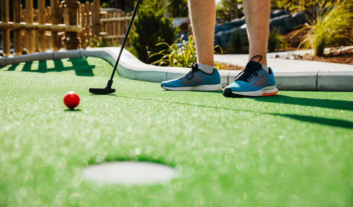 Minigolf ist und bleibt Kult. Immer wieder milde belächelt spielt es doch jeder; und das mit jeder Menge Ehrgeiz. Auf den Bahnen dieser Minigolfanlagen und Minigolfplätze in und um Köln könnt ihr spielen.