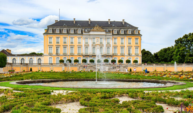 Das Schloss Augustusburg in Brühl gilt als Meisterwerk des Rokoko. Highlights sind das prunkvolle Treppenhaus von Balthasar Neumann, die offiziellen Paradezimmer des Großen Neuen Appartements und das mit holländischen Fliesen geschmückte Sommerappartement. Vor den Toren Kölns entstand so im Zusammenspiel von Architektur, Plastik, Malerei und Gartenkunst ein herausragendes Werk des deutschen Rokoko.